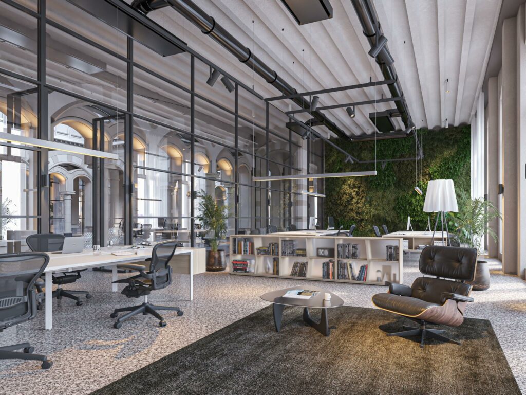 Modern kantoorinterieur aan de Nieuwezijds Voorburgwal met glazen wanden, groene plantenmuur en designmeubilair.